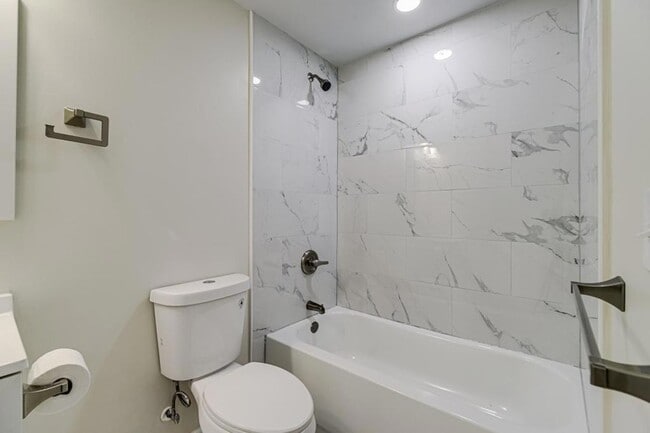 Building Photo - 835 Niagara Ln N