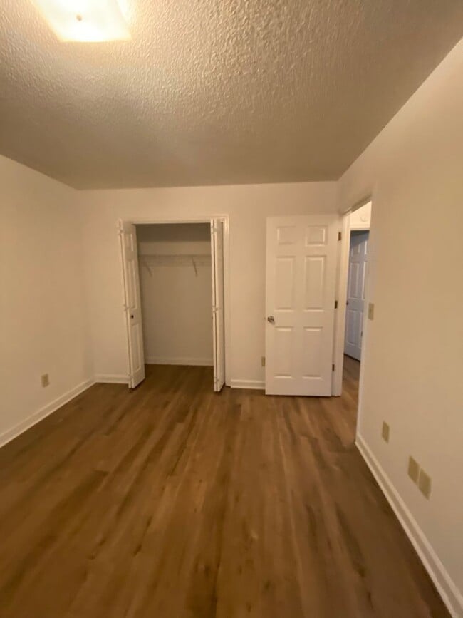 Building Photo - 2 Bedroom 1 Bath duplex, new flooring, new...