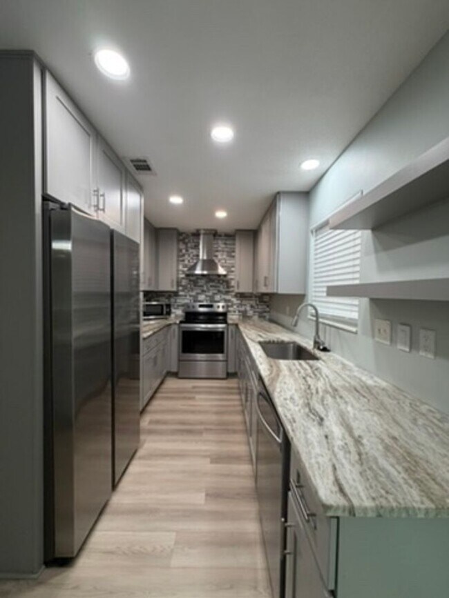 Building Photo - UNFURNISHED, UPDATED 3B/1.5B Home in the Heart of Ft. Walton Beach