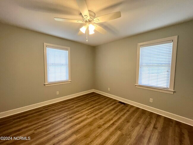 Building Photo - 325 Gliden Rd