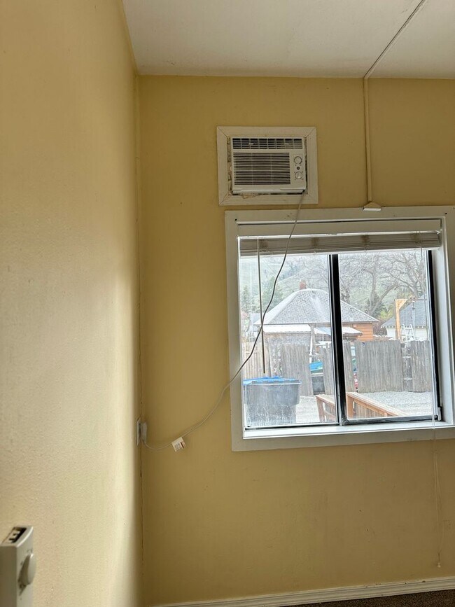 Building Photo - 514 E Woodin Ave