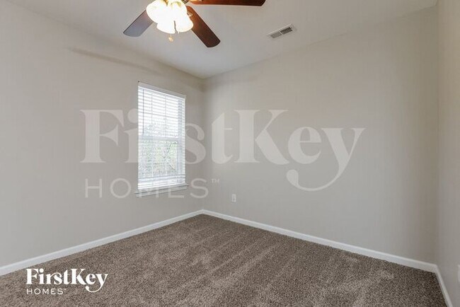 Building Photo - 261 St John Dr