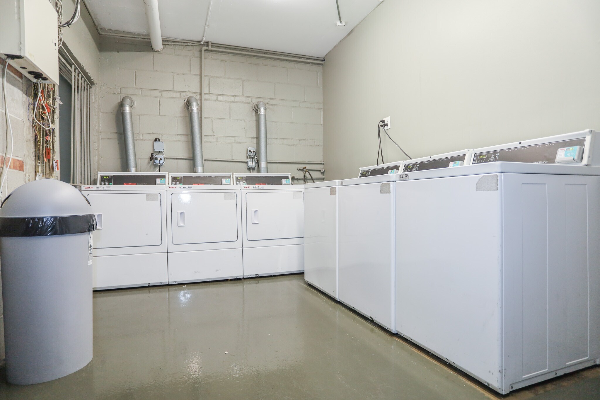 Building Photo - 6166 N Winthrop Ave