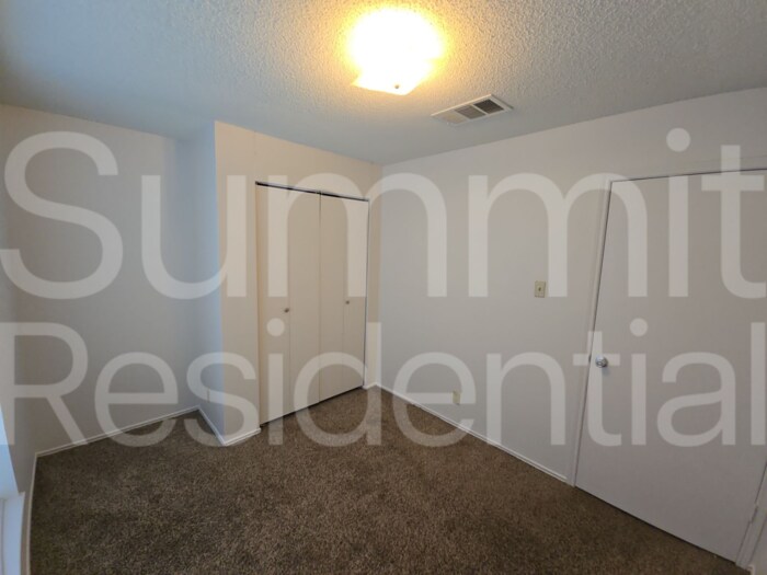 Building Photo - 1607 Parkwood Dr