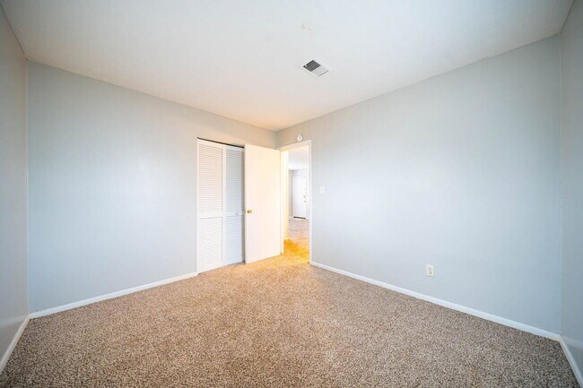 Building Photo - 311 E Jenkins Ave