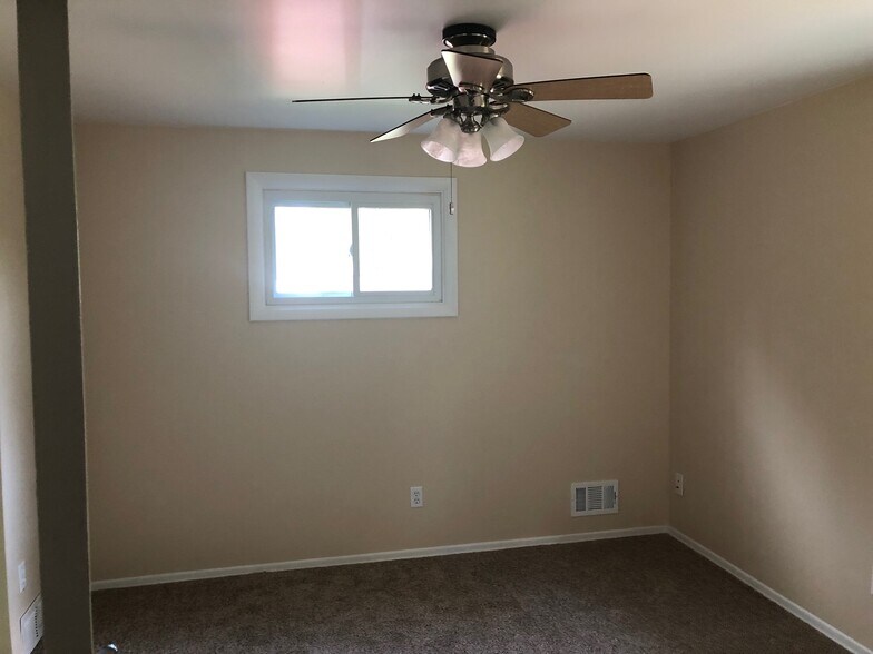 Spare bdrm. 11' x 11' - 2442 Westside Dr