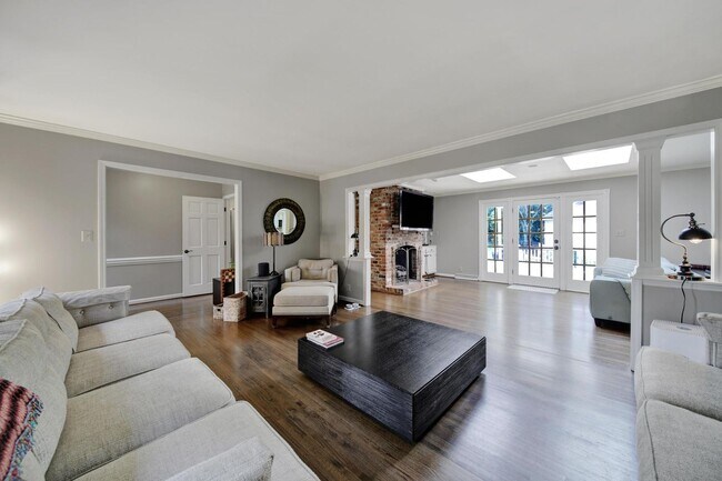 Building Photo - Lovely 3 Bed 2 Bath Ranch Home in South Park!