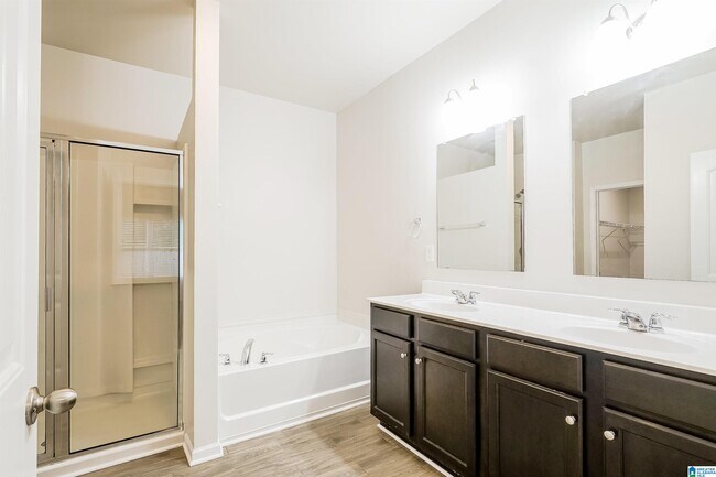 Building Photo - 1080 Park View Dr