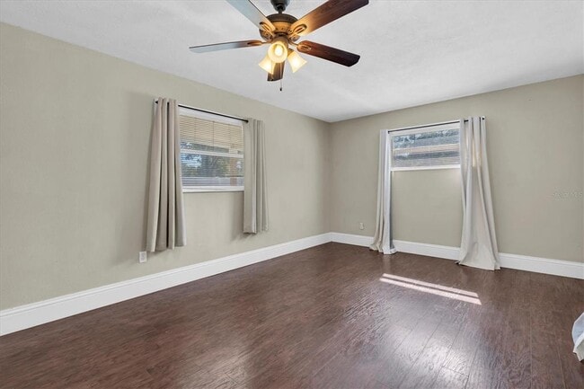 Building Photo - 618 Glenoak St N