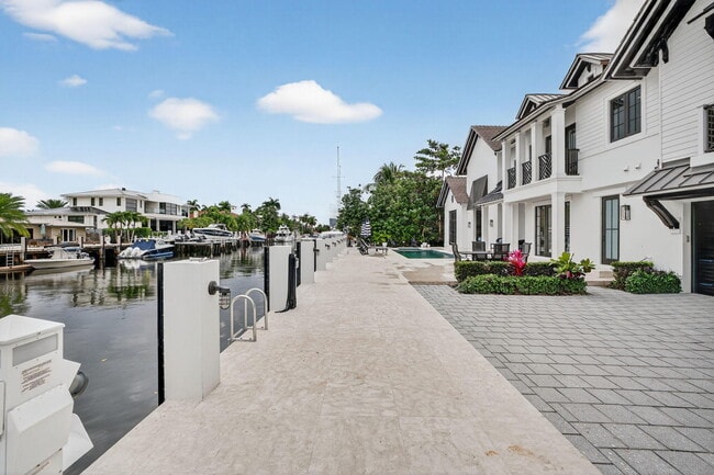 Building Photo - 400 Mola Ave