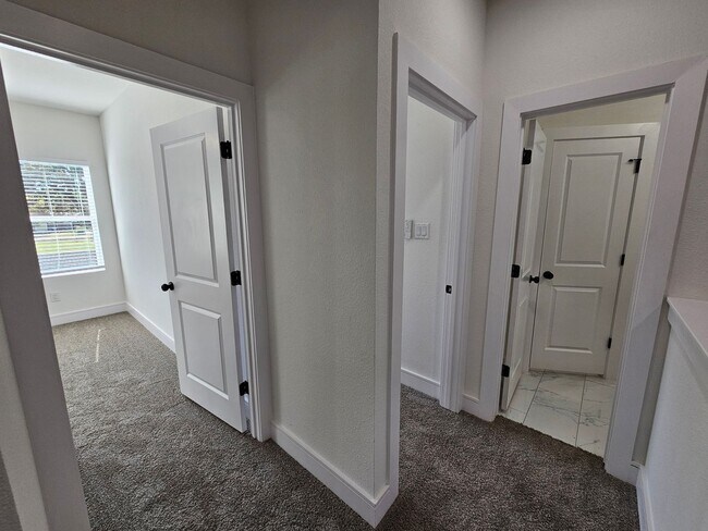 Building Photo - Ready for immediate move in!