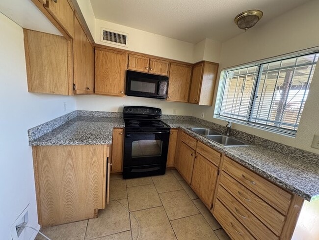 Building Photo - West Phoenix Townhome