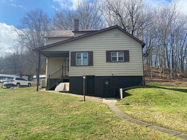 Building Photo - Charming Country Home with Large Yard