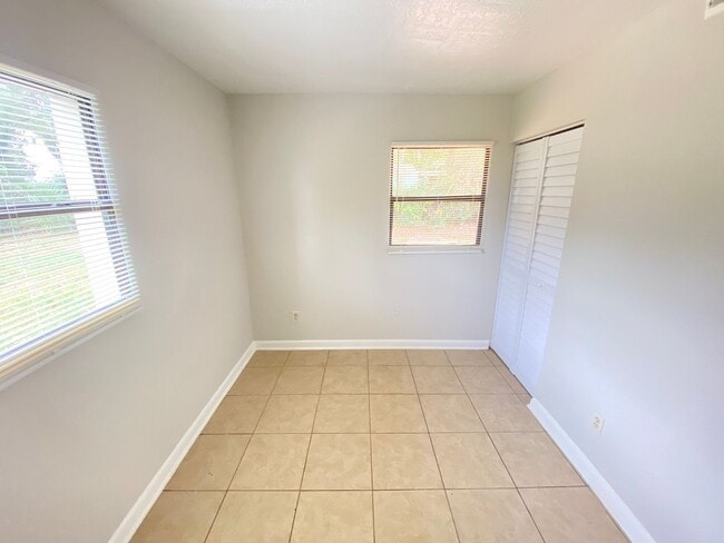 Building Photo - 601 Encino Way