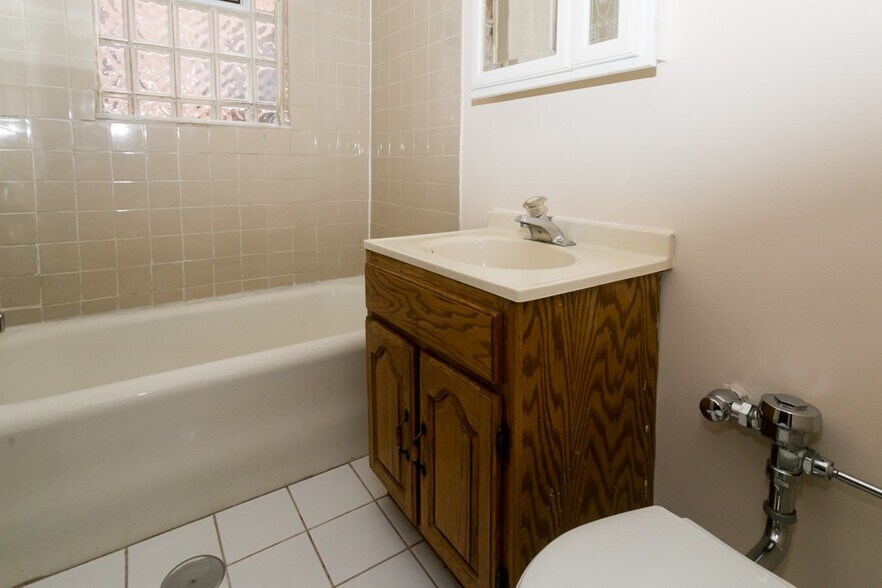 Building Photo - 4234 N Paulina