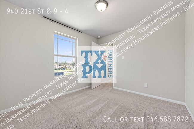 Building Photo - 940 21st St