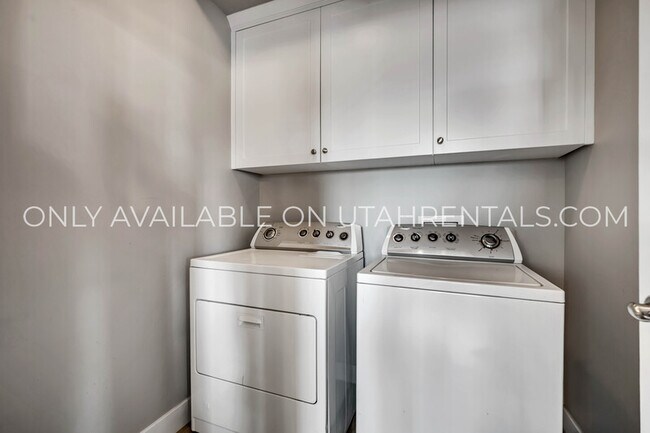 Building Photo - 874 S Aspen Wy