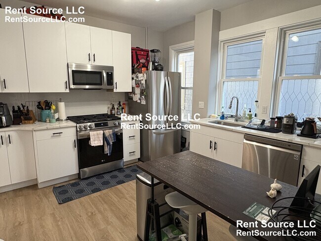 Building Photo - 97 Elm St