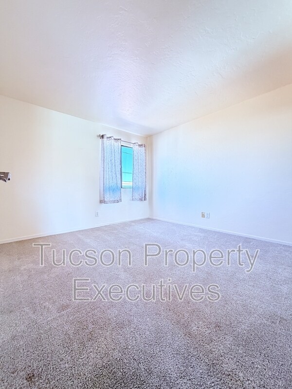 Building Photo - 455 W Kelso St