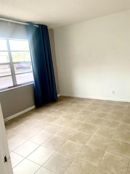 Building Photo - 10234 Twin Lakes Dr