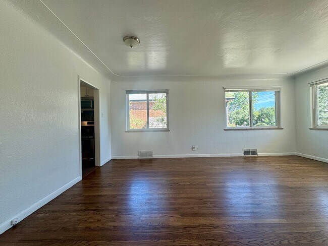 Building Photo - 2 Bedroom, 1 Bathroom Duplex in Denver! Available August!!