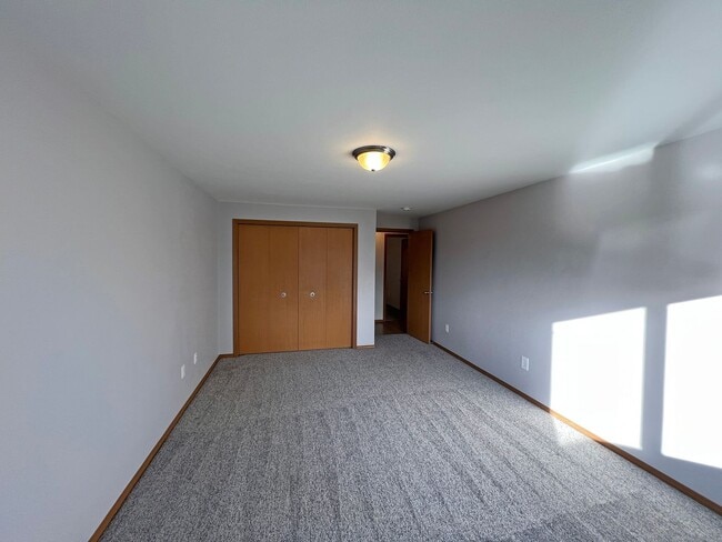 Building Photo - Exceptional 2200 sq ft Three Bedroom 2 Bath Rambler in Fed Way - with A/C