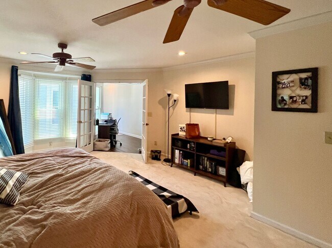 Building Photo - Updated Townhome w/ garage and Fenced Pati...