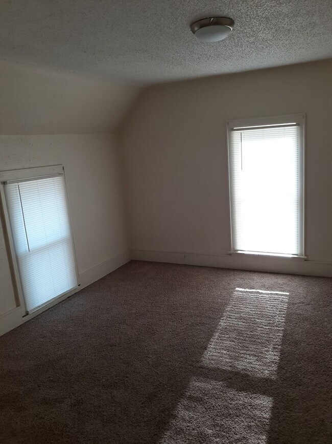 Building Photo - 2 Bedroom House, W/D, Fenced Yard, Porch, ...