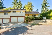 Building Photo - 2bd 2ba luxury duplex