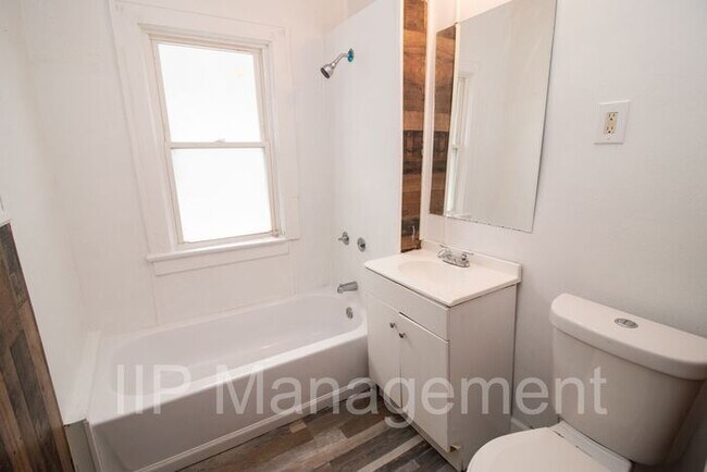 Building Photo - Charming and Refinished 2 Bedroom in Cleve...