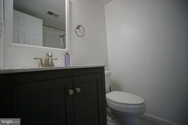 Building Photo - 322 Sugarland Run Dr