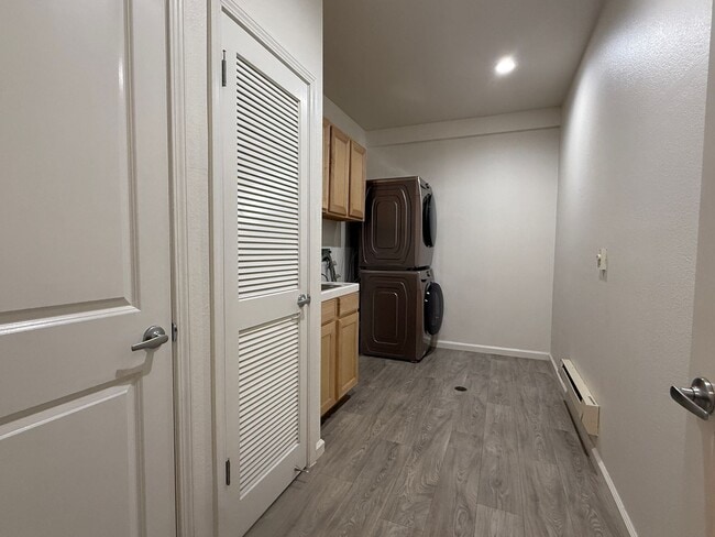 Building Photo - Beautiful Upscale and Modern 2 Bedroom 2 B...