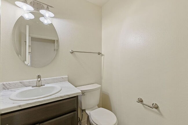 Building Photo - Conveniently Located Townhome with Garage ...