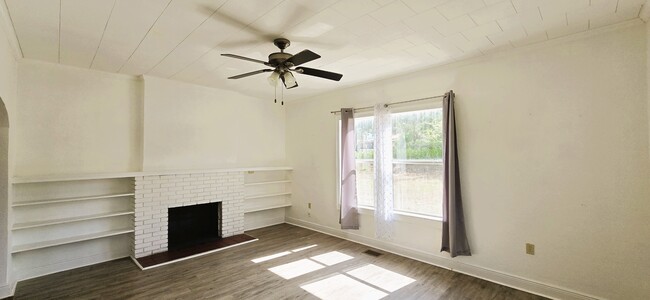 Building Photo - 1065 Sunset Dr