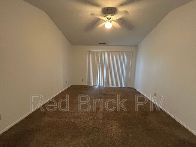 Building Photo - 1378 Queens Cir