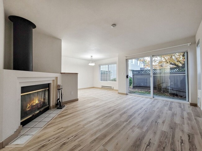 Building Photo - Kent East Hill Townhome with Garage & Patio