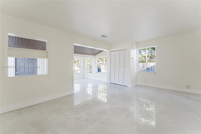 Building Photo - 1621 S 16th Ave