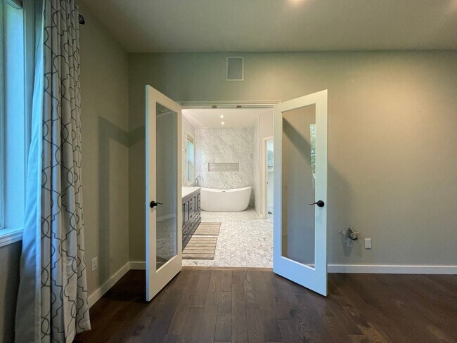 Building Photo - Custom Traditional Home in Montreux Neighborhood 3Bd/2Ba Home with 3 Car Garage!! Close to Cedar ...