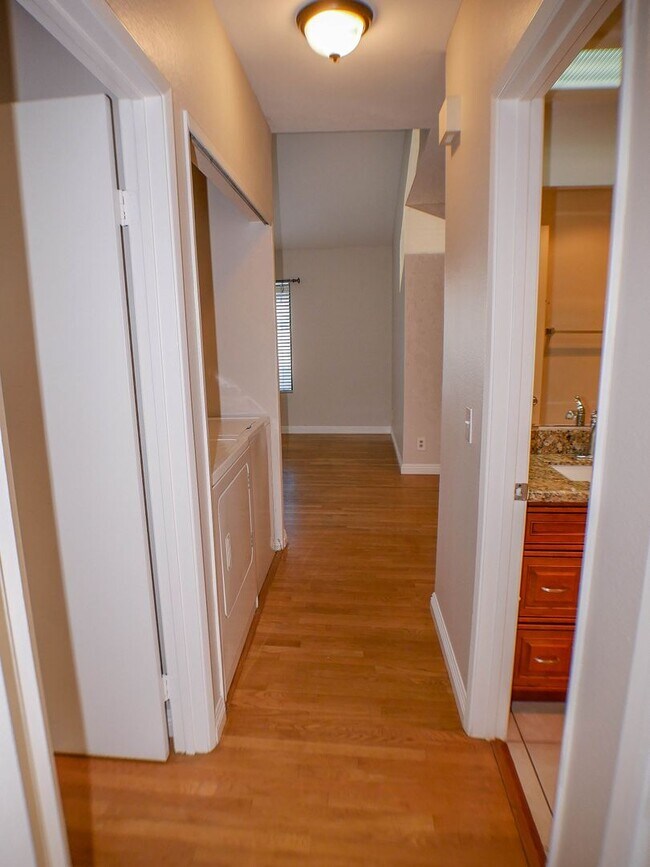 Building Photo - Charming 2 bed/2 bath second level condo with washer/dryer & assigned parking