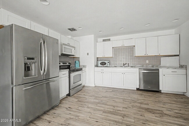 Building Photo - 5232 W Mauna Loa Ln