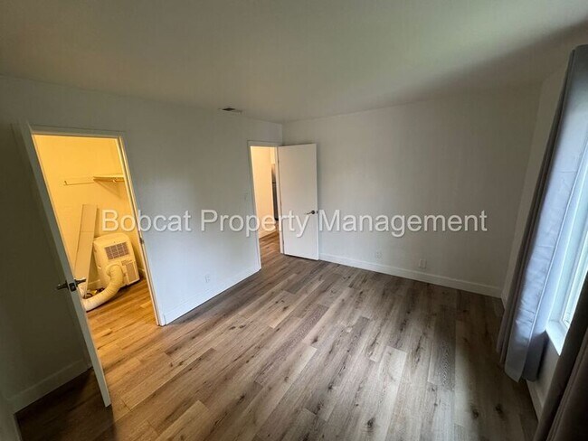 Building Photo - 400 S Saliman Rd