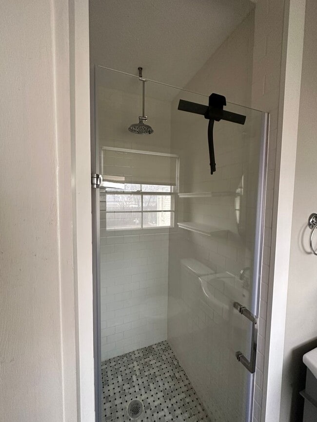 Building Photo - This home is adorable and move in ready!