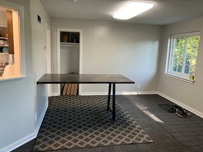 Building Photo - Close to Aggieville & K-State! **Lease from 8/7/26-7/31/27 ONLY!!**