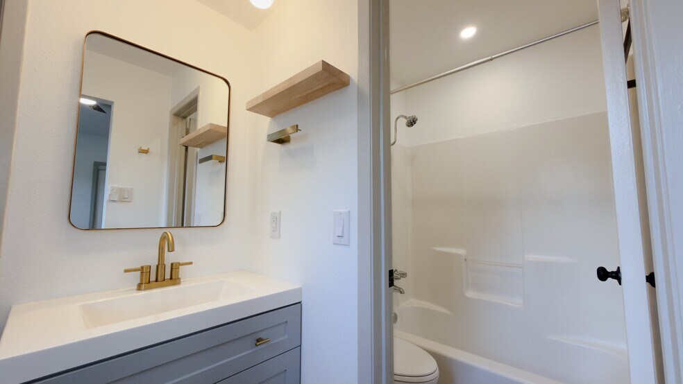 Building Photo - 7004 Oak Meadow Cir