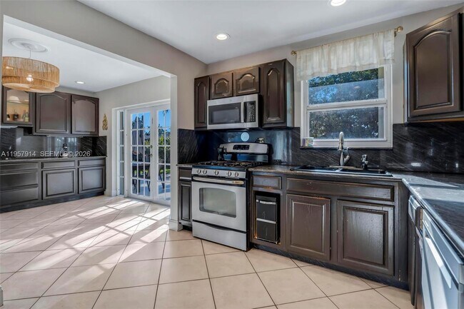 Building Photo - 1600 N 28th Ct