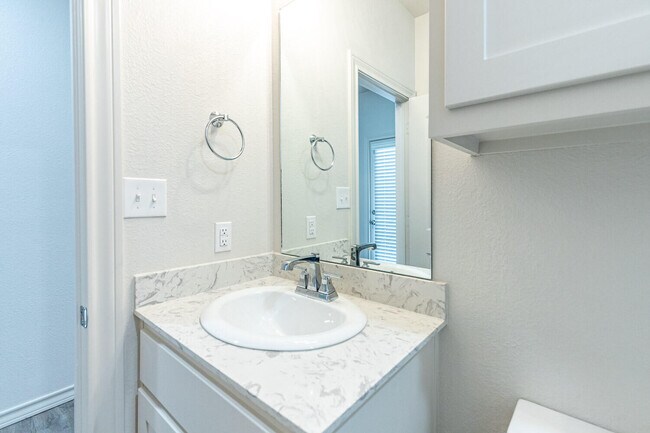 Building Photo - 5504 Kemper St