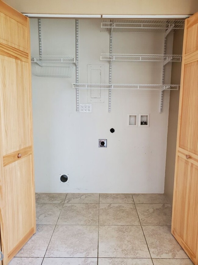 Building Photo - Charming 3 bedroom 1 bath Sheridan Park/Ma...
