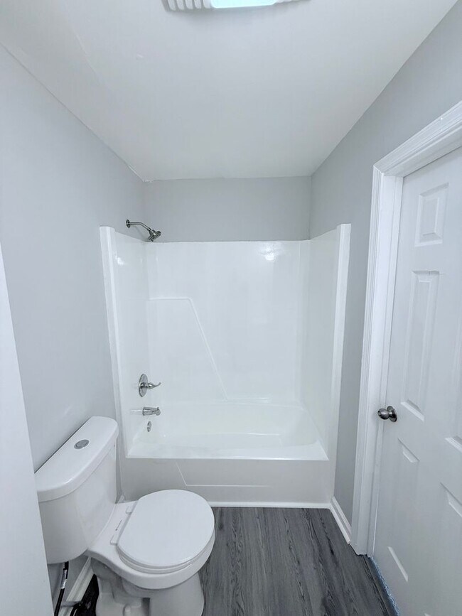 Building Photo - Modern Comfort Meets Convenience – Renovat...