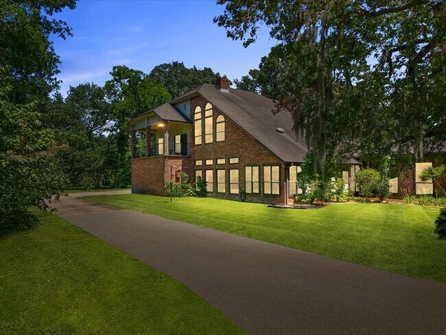 Building Photo - 3415 Bayou Dr E