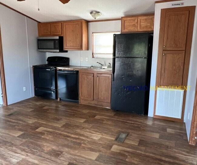 Building Photo - 1819 Country Rd